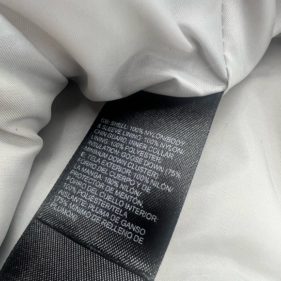 The North Face Women's Quilted Black Puffer Jacket - Picture 4 of 10